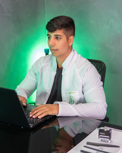 Lucas Rodrigues, nutricionista, atendendo em seu consultório em Barueri